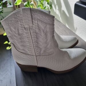 Ankle boots white.